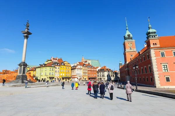 Βαρσοβία, Πολωνία, 13 Μαρτίου 2016: προβολή της Πλατεία Κάστρου με τη στήλη του Sigismund στην παλιά πόλη της Βαρσοβίας, Πολωνία — Φωτογραφία Αρχείου