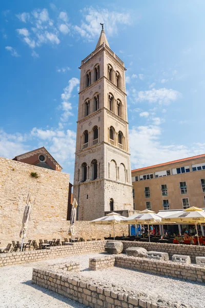 Zadar, Croacia, 04 JULIO 2012: Vista de la calle cerca de la iglesia de San Donato en Zadar, famoso monumento de Croacia, región adriática de Dalmacia —  Fotos de Stock