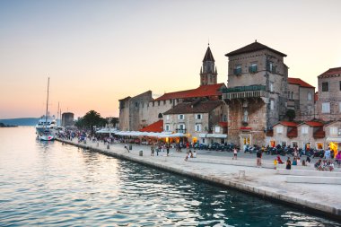 Trogir, Hırvatistan, 01 Temmuz 2010: Marina Trogir, Hırvatistan tarihi kent, görünüm