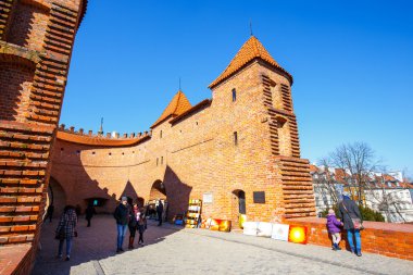 Varşova, Polonya, 13 Mart 2016: Rönesans Barbican Varşova güneşli bir günde. Polonya'nın başkenti Varşova'da