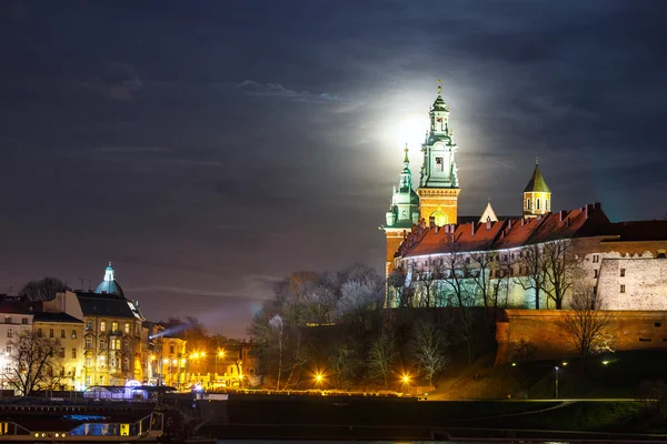 Luna piena sul castello di Wawel nella notte a Cracovia, Polonia — Foto Stock