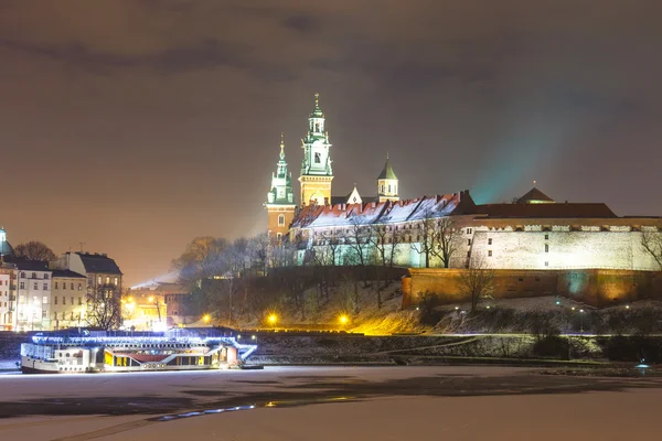 在晚上在波兰克拉科夫的瓦维尔城堡 — 图库照片