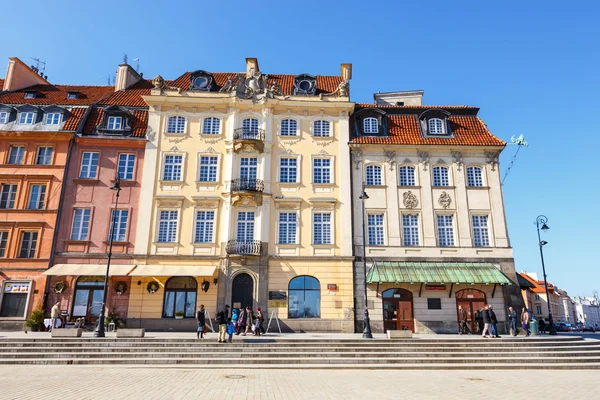 Warschau, Polen, 13. März 2016: Altstadtplatz in Warschau an einem sonnigen Tag. Warschau ist die Hauptstadt Polens — Stockfoto