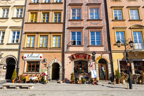 WARSAW, POLÓNIA, 13 de março de 2016: Praça da cidade velha em Varsóvia em um dia ensolarado. Varsóvia é a capital da Polónia — Fotografia de Stock