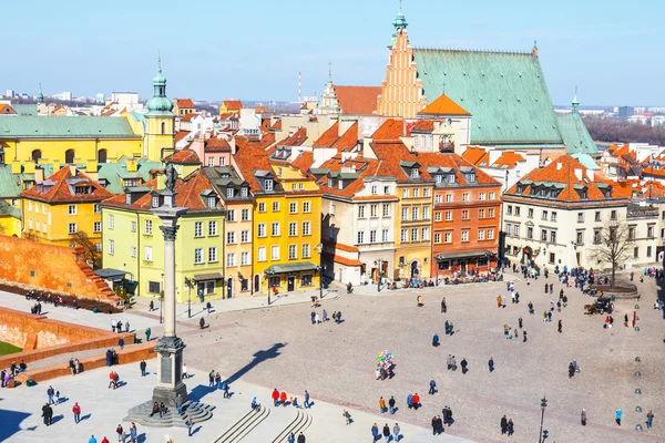 WARSAW, POLOGNE, 13 mars 2016 : Vue de la place du château avec colonne Sigismund dans la vieille ville de Varsovie, Pologne — Photo