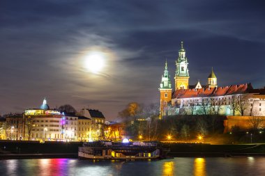Dolunay Wawel Kalesi üzerinde gece, Krakow, Polonya