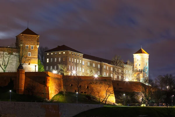 Hrad wašwel v noci v Krakově, Polsko — Stock fotografie