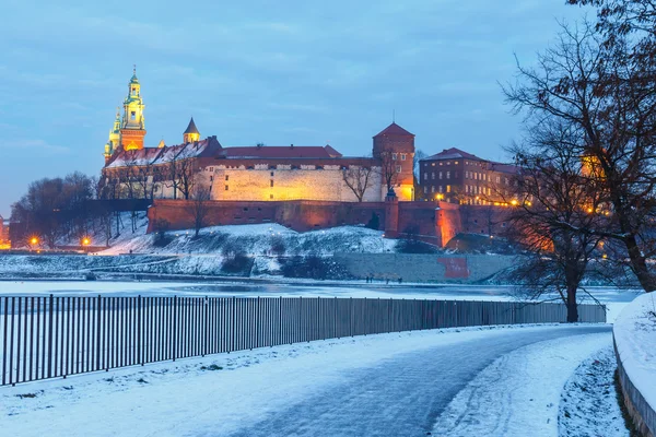 Castillo de Wawel por la noche en Cracovia, Polonia — Foto de Stock