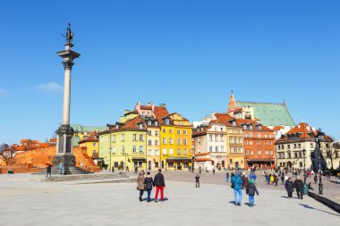 Varşova, Polonya, 13 Mart 2016: Varşova, Polonya eski kentte Sigismund sütunla Castle Square görünümü