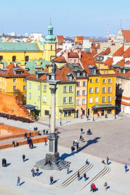 Varşova, Polonya, 13 Mart 2016: Varşova, Polonya eski kentte Sigismund sütunla Castle Square görünümü