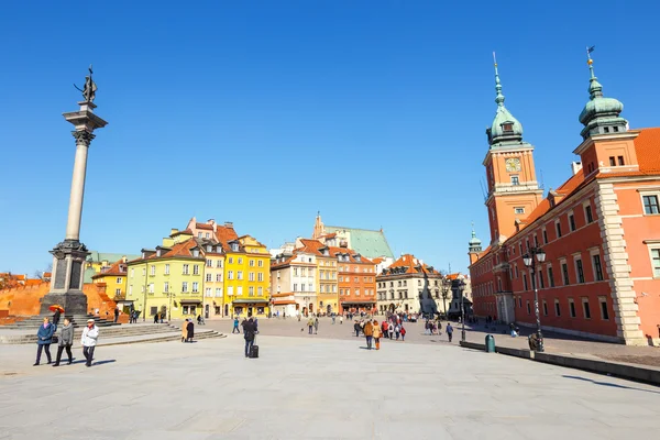 Warszawa, Polen, 13 mars 2016: vy av Castle Square med Sigismund kolumn i gamla stan i Warszawa, Poland — Stockfoto