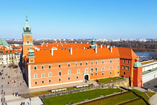 Βαρσοβία, Πολωνία, 13 Μαρτίου 2016: προβολή του Βασιλικό Κάστρο στην πλατεία του κάστρου με την παλιά πόλη της Βαρσοβίας, Πολωνία — Φωτογραφία Αρχείου