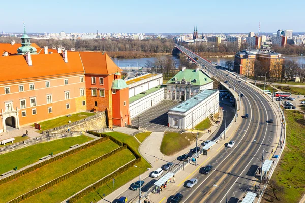 WARSAW, POLONIA, 13 marzo 2016: Veduta del Castello Reale sulla Piazza del Castello nella Città Vecchia di Varsavia, Polonia — Foto Stock