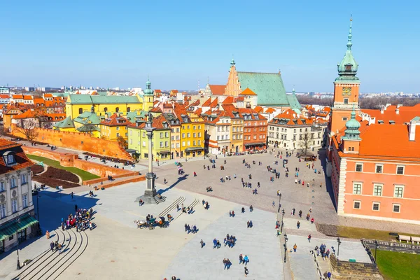WARSAW, POLÓNIA, 13 de março de 2016: Vista da Praça do Castelo com a coluna Sigismund na Cidade Velha de Varsóvia, Polônia — Fotografia de Stock