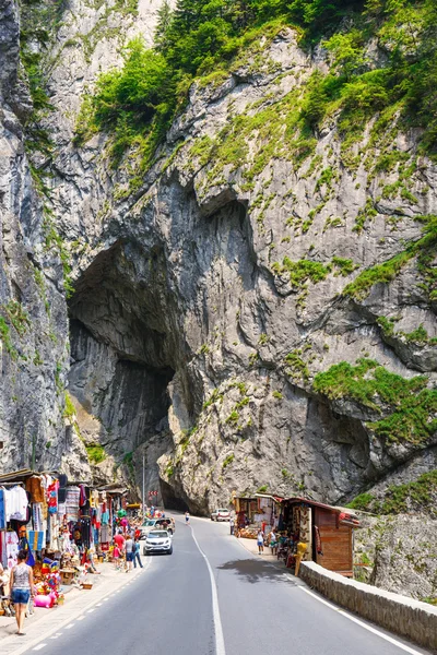 BICAZ GORGES, ROMÉNIA - 07 de julho de 2015: Turistas visitam o Desfiladeiro de Bicaz. Canyon é uma das estradas mais espetaculares da Roménia . — Fotografia de Stock