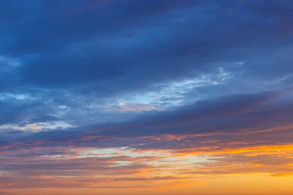 橙色、 蓝色和黄色的夕阳的天空 — 图库照片