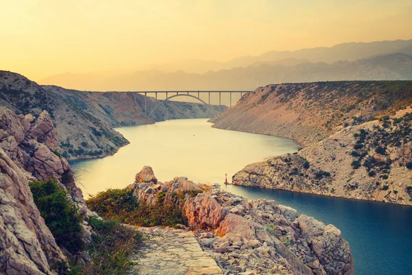 Maslenica průlivu a krásný západ slunce, Chorvatsko — Stock fotografie