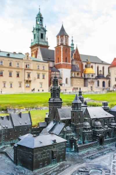 Modell der königlichen Burg in Krakau mit realen Gebäuden im Hintergrund, Brailleschrift — Stockfoto