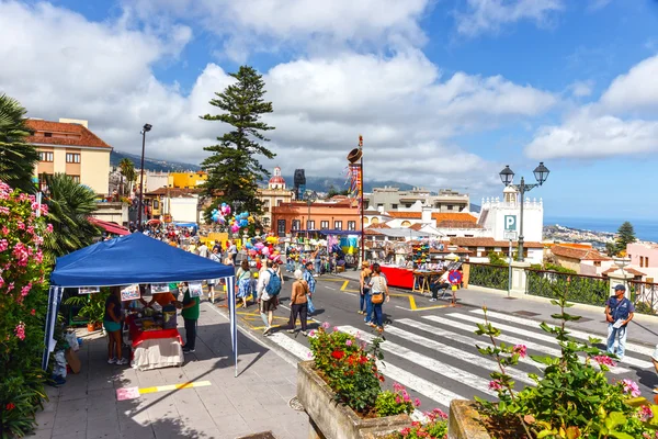 La Orotava, Tenerife, Espanha - 11 de junho de 2015: Turistas não identificados caminhando na histórica cidade de La Orotava, Tenerife, Espanha — Fotografia de Stock