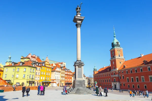 Warschau (Polen), 13 maart 2016: weergave van het plein van het kasteel met Sigismund kolom in de oude stad van Warschau, Polen — Stockfoto