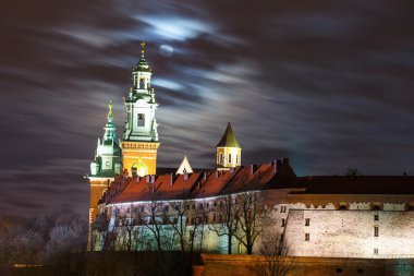 Dolunay Wawel Kalesi üzerinde gece, Krakow, Polonya