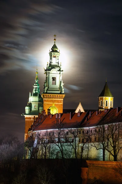 Full moon over Wawel Castle in the night in Krakow, Poland — Stock Photo, Image