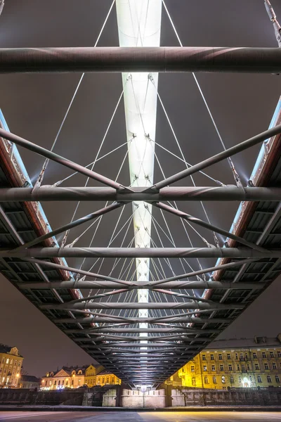 Bernatka voetgangersbrug over de rivier Vistula in de nacht in Krakau, Polen — Stockfoto