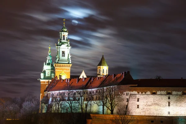 Полнолуние над Вавельским замком ночью в Кракове, Польша — стоковое фото