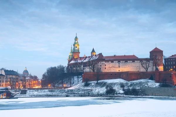Castillo de Wawel por la noche en Cracovia, Polonia — Foto de Stock