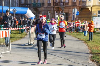 Krakow, Polonya - 31 Aralık 2015: Krakow 12 New Year's Eve yarış. İnsanlar komik kostümler giymiş