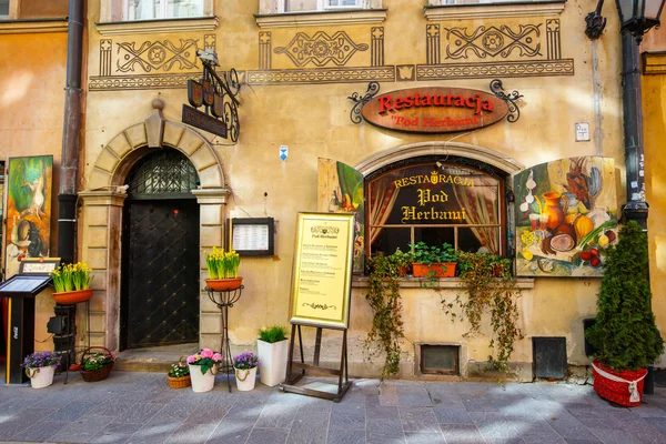 WARSAW, POLÓNIA, 13 de março de 2016: Restaurante na cidade velha de Varsóvia em um dia ensolarado. Varsóvia é a capital da Polónia — Fotografia de Stock