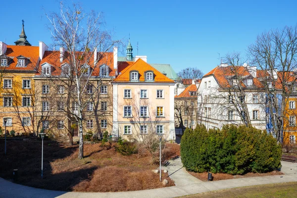 WARSAW, POLONIA, 13 de marzo de 2016: Plaza Barbican y del casco antiguo de Varsovia en un día soleado. Varsovia es la capital de Polonia — Foto de Stock