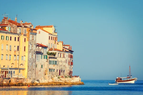 Vista sobre a cidade velha em Rovinj, Ístria, Croácia. Olhar vintage — Fotografia de Stock