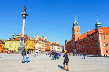 Varşova, Polonya, 13 Mart 2016: Varşova, Polonya eski kentte Sigismund sütunla Castle Square görünümü
