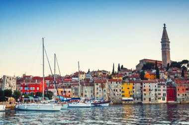 Rovinj, Hırvatistan, 09 Temmuz 2012: Rovinj yelkenli Harbor birçok demirli yelkenli tekneler ve yatlar, Hırvatistan ile akşam görünümü