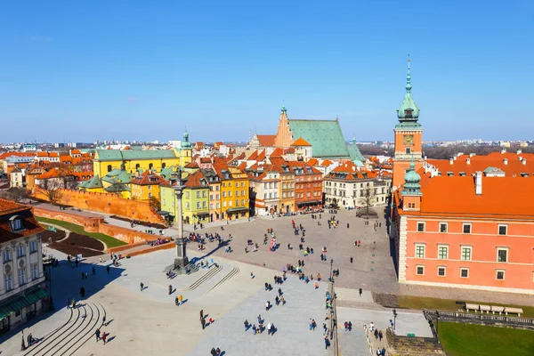 ワルシャワ、ポーランド、13 月 2016年: ワルシャワ旧市街のジギスムントの柱と城広場のビュー — ストック写真