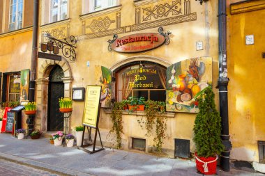 Varşova, Polonya, 13 Mart 2016: Restoran eski kasabasında güneşli bir gün Varşova. Polonya'nın başkenti Varşova'da