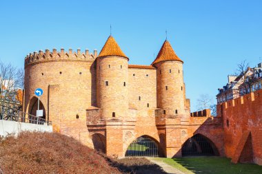 Eski kasaba meydanında Varşova güneşli bir gün