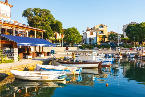 Porat, Croácia, 09 JULHO 2010: Vista da manhã no porto de veleiros em Rovinj com muitos barcos e iates ancorados, Croácia — Fotografia de Stock