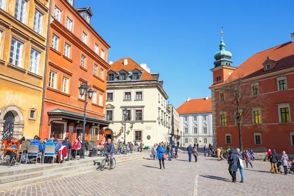 WARSAW, POLONIA, 13 marzo 2016: Piazza della Città Vecchia a Varsavia in una giornata di sole. Varsavia è la capitale della Polonia — Foto Stock