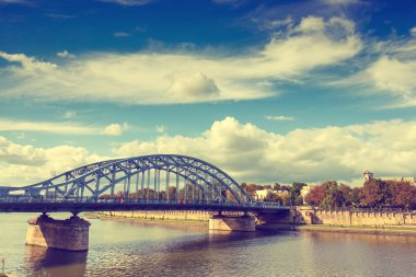 Krakow, Polonya'nın tarihi şehir merkezinde Vistula Nehri'nin Vintage bir görünüm