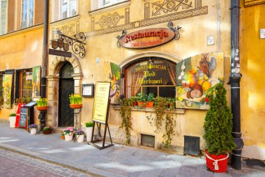 Varşova, Polonya, 13 Mart 2016: Restoran eski kasabasında güneşli bir gün Varşova. Polonya'nın başkenti Varşova'da