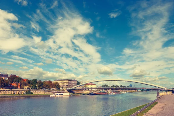 Retro vzhled řeky Visly v centru historického města Krakov, Polsko — Stock fotografie