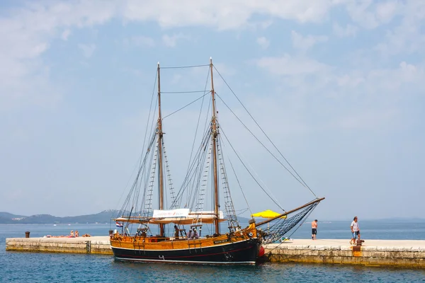 Zadar, Hırvatistan, 04 Temmuz 2012: Marina Zadar, Zadar içinde Cruise gemisi Dalmaçya, Hırvatistan tarihi merkezinde — Stok fotoğraf