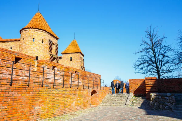 WARSAW, POLÓNIA, 13 de março de 2016: Barbican and old town square in Warsaw in a sunny day. Varsóvia é a capital da Polónia — Fotografia de Stock