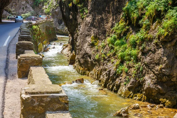 BICAZ GORGES, ROMANIA - JULI 07, 2015: Turister besøger Bicaz Canyon. Canyon er en af de mest spektakulære veje i Rumænien . - Stock-foto