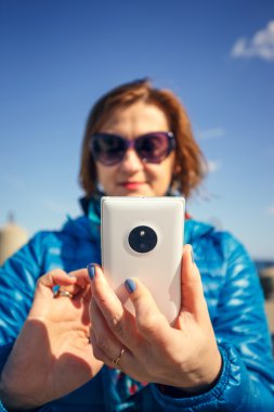 akıllı kadın alarak kendi portresi