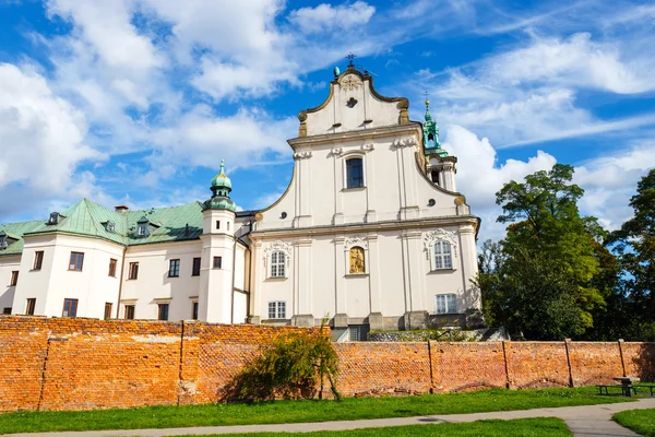 Igreja nas avenidas Skalka e Vistula na cidade velha em Cracóvia — Fotografia de Stock