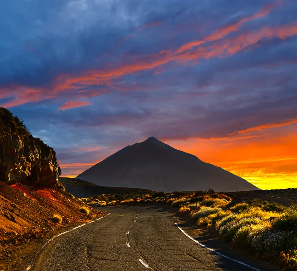 Piękne niebo nad wulkan El Teide na Teneryfie, Wyspy Kanaryjskie, Hiszpania — Zdjęcie stockowe