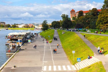 Krakow, Polonya - 27 Eylül 2015: İnsanlar Krakow, Polonya'nın tarihi şehir merkezinde Kivistula nehir kıyısında yürüyorlar